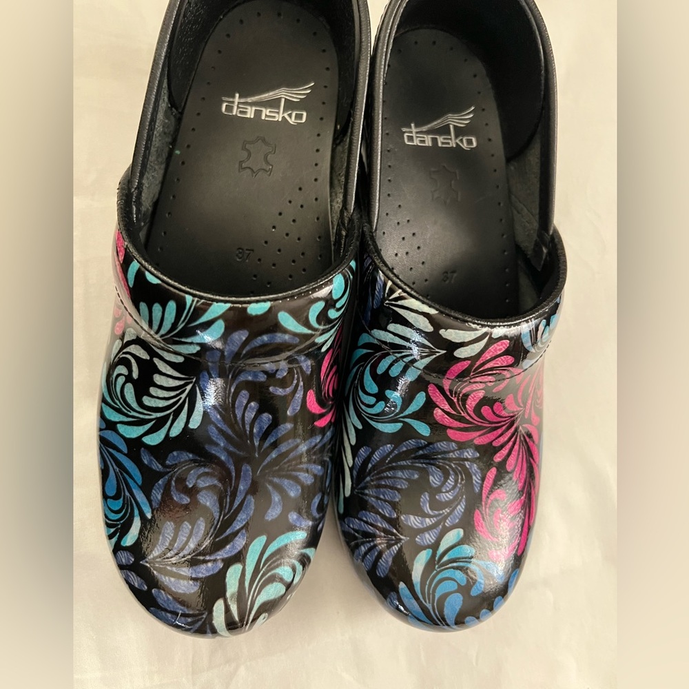 Dansko women’s 37 shoes, 6 US nurse shoes, working shoes,